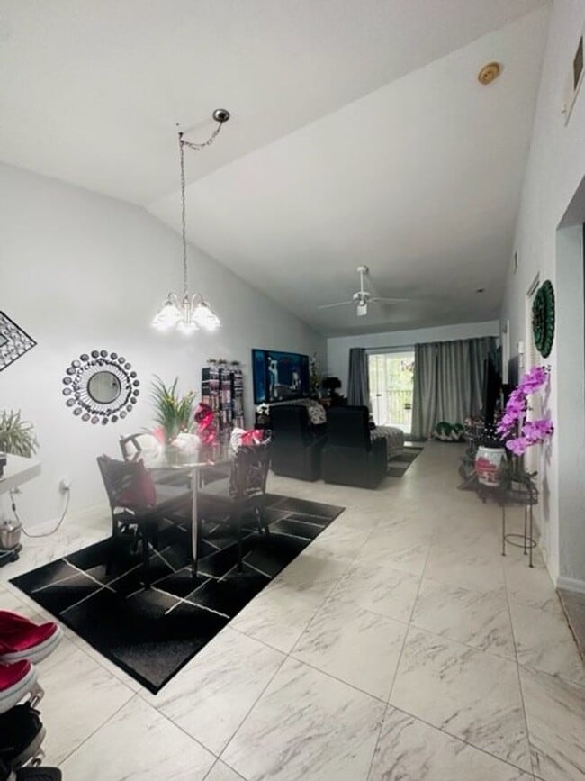 Building Photo - 2 Bedroom Condo in Pine Haven