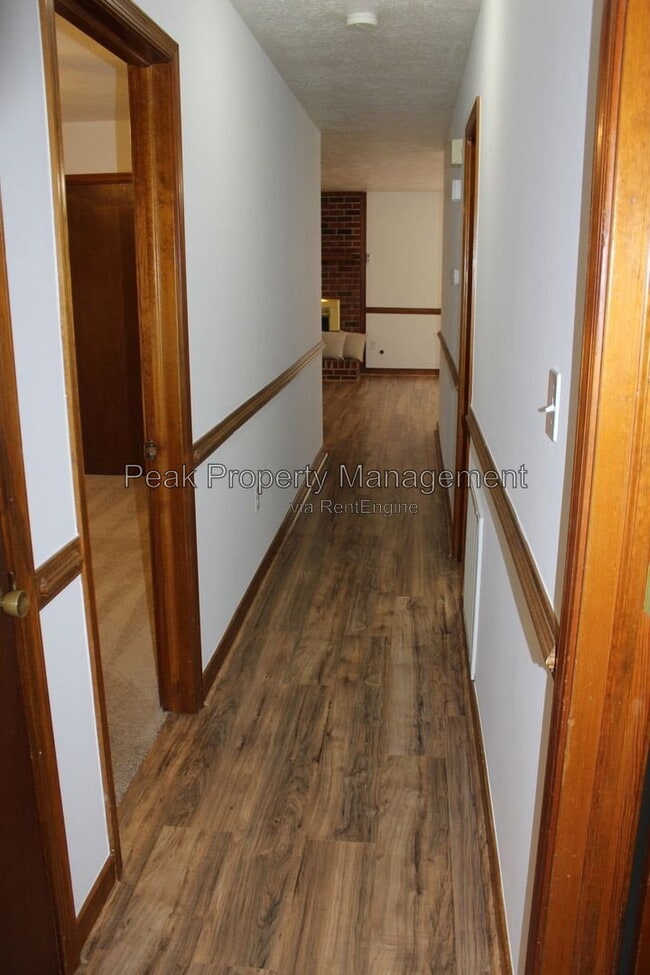 Building Photo - 6452 Lakeway Dr