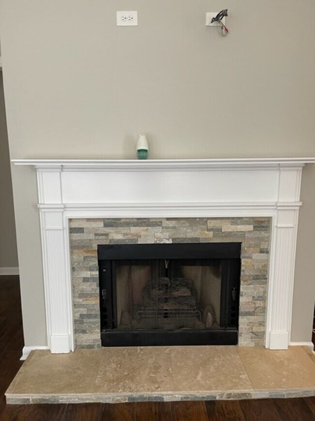 Building Photo - 1604 Queen Elizabeth Ct