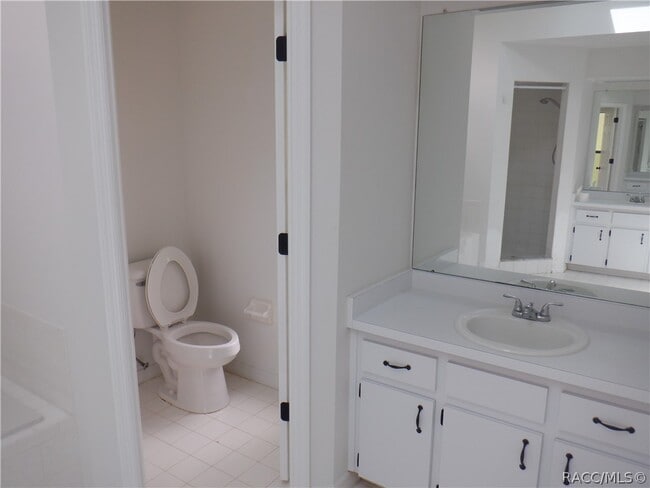 Building Photo - 335 E Falconry Ct