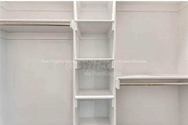 Building Photo - 914 S Benchmark Ln