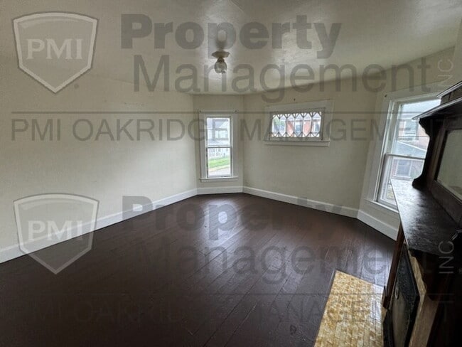 Building Photo - Upper 1 Bedroom 1 Bath Apartment