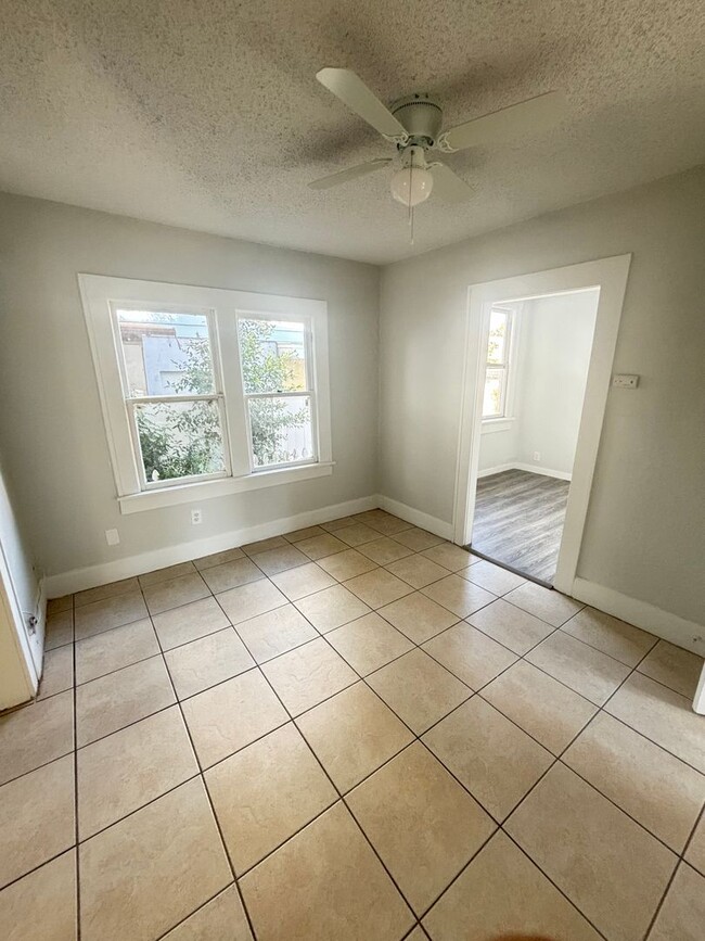 Building Photo - 726 35th Ave S