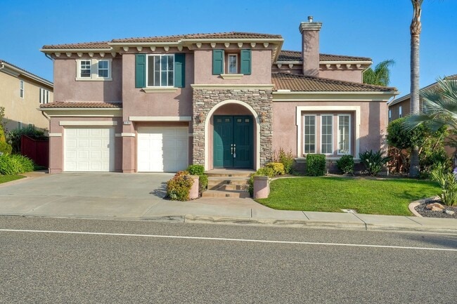 Building Photo - Executive Home with Views!
