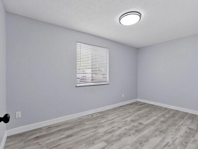 Building Photo - Palisade Perfection: Remodeled Condo Steps from Downtown!