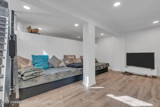 Building Photo - 373 W Park Ave