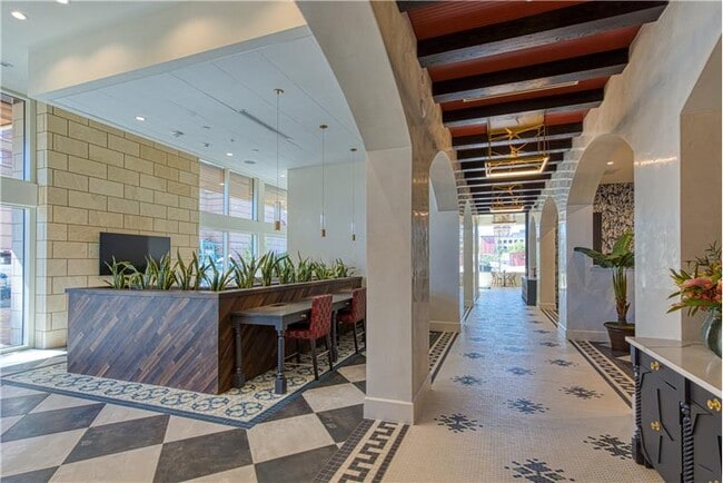 Building Photo - 702 E 11th St