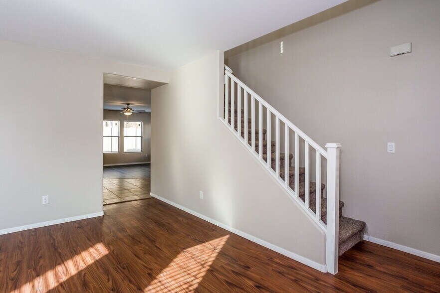 Building Photo - 10952 W Elm St