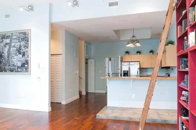 Building Photo - Hollywood Station