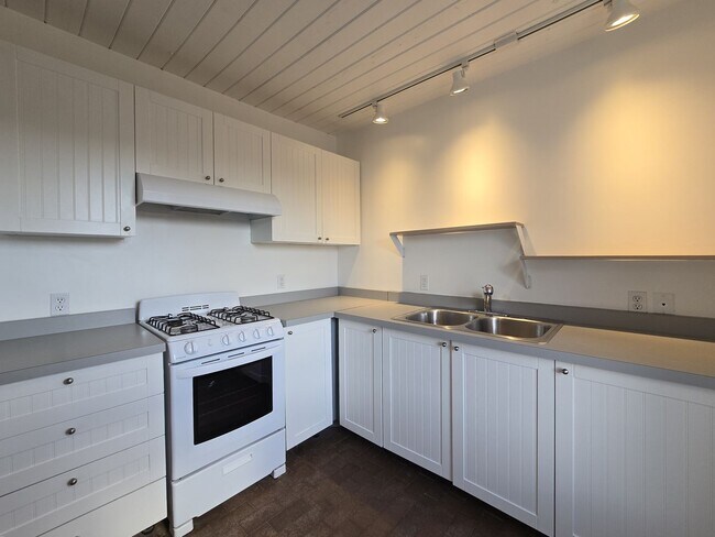 Building Photo - 808 Agua Fria St