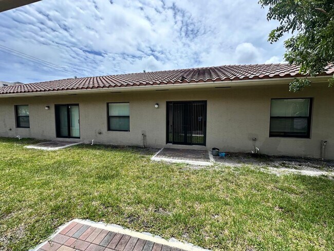 Building Photo - 1045 Villas LLC (1035 NE 10th Ave)