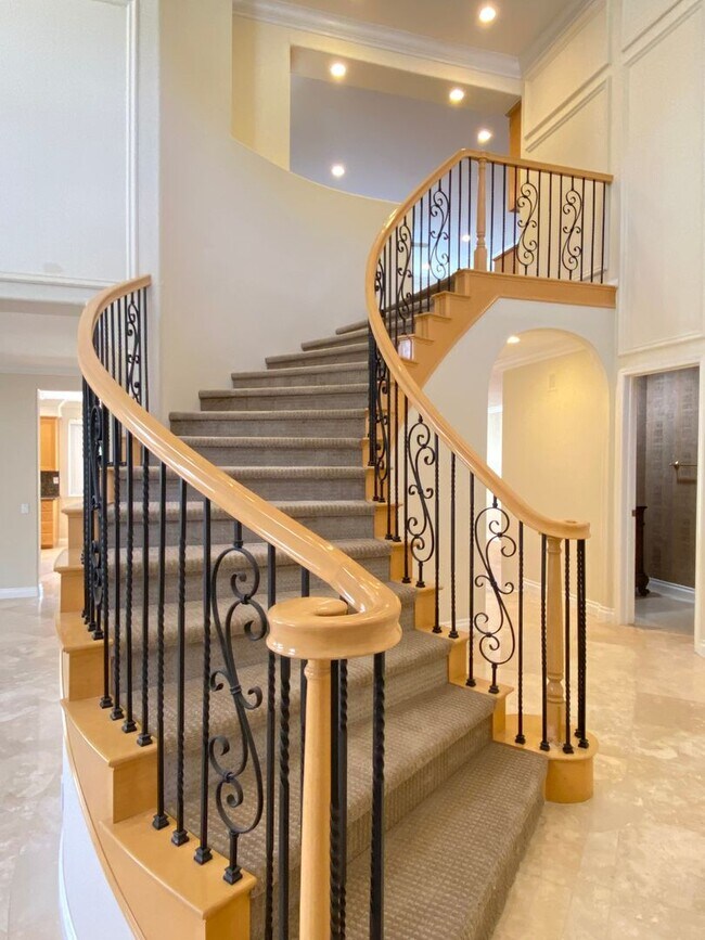 Building Photo - Beautiful 5 bedroom Newbury Park home with mountain views