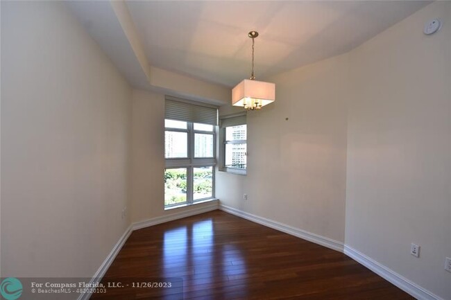 Building Photo - 20000 E Country Club Dr
