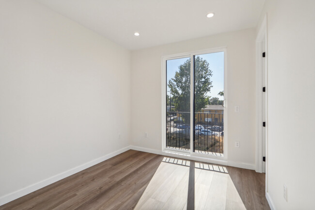 Building Photo - 10717 Addison St