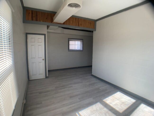 Building Photo - Trendy 2 Bedroom, Downtown Moore