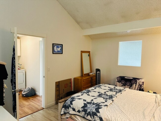 Building Photo - Charming & Cozy Condo