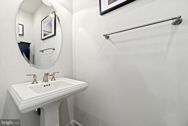 Building Photo - 2509 S Kenmore Ct