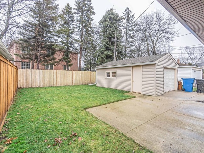 Building Photo - 7107 N Melvina Ave
