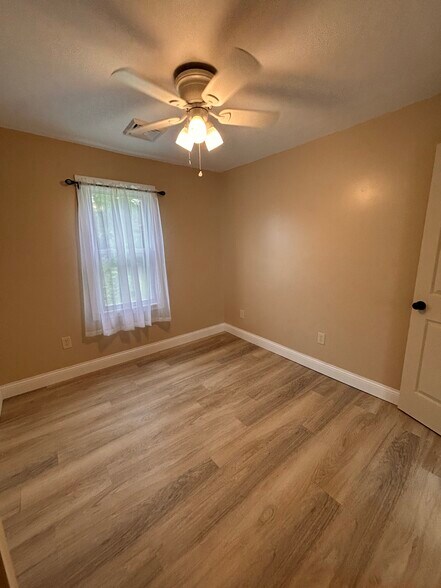 Building Photo - 9609 Maplewood St