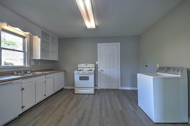 Building Photo - 304 N Hardin St