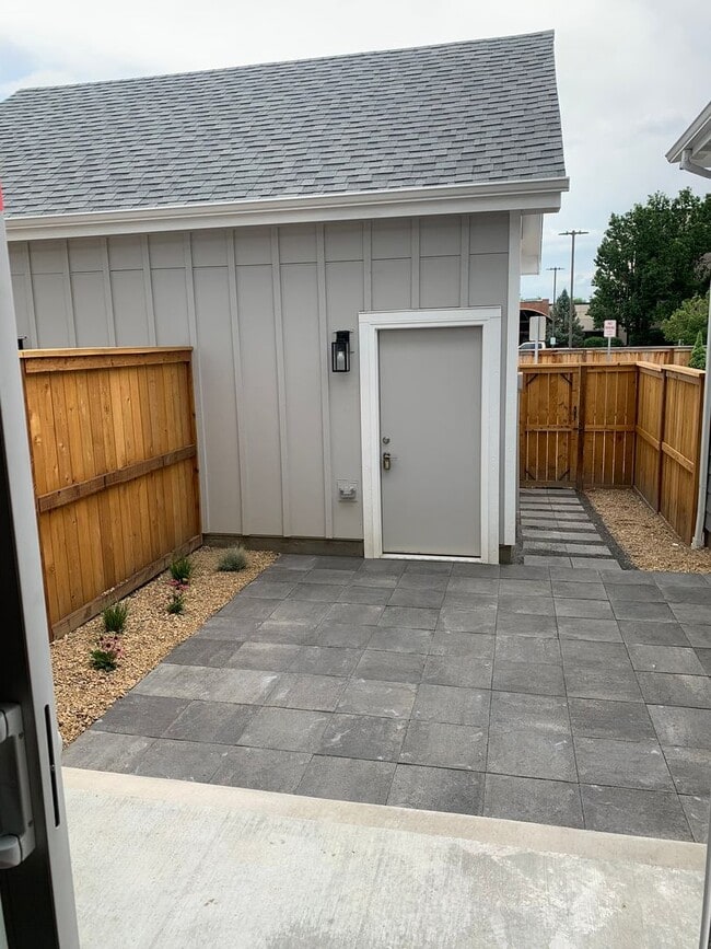 Building Photo - Beautiful and Updated 2BR Townhome With At...