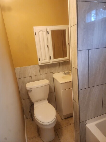 Building Photo - 40 Maple St