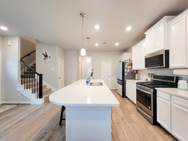 Building Photo - 1510 Lakeline Oak Dr