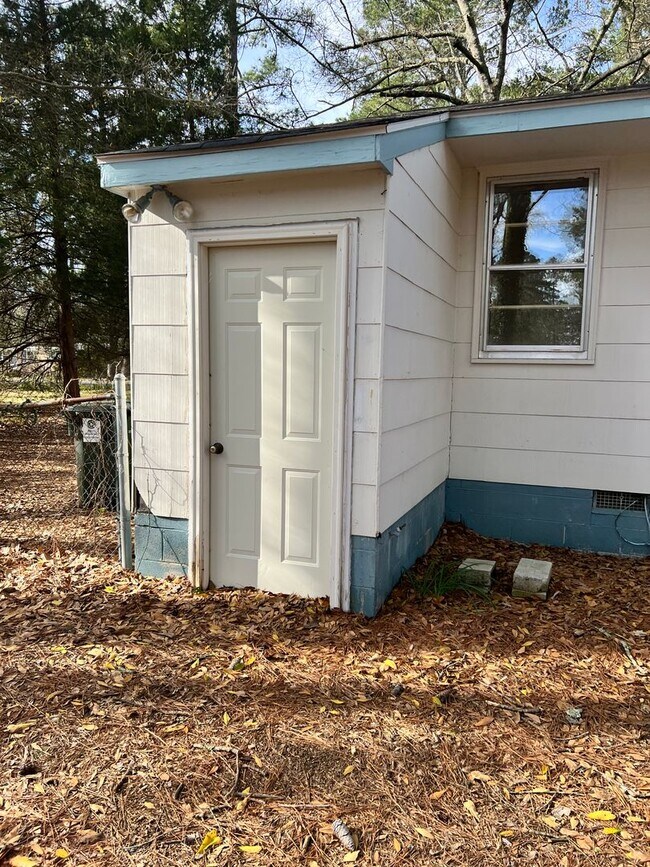 Building Photo - 3 bedroom home located off Neuse Blvd