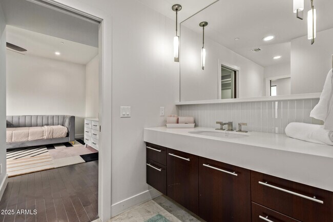 Building Photo - 6636 N 48th St