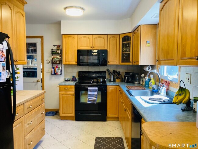 Building Photo - 16 Farview Ave