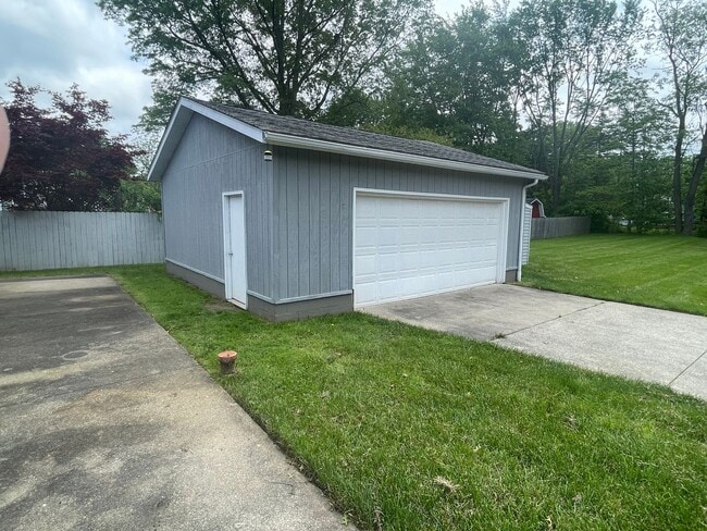 Building Photo - Completely remodeled 3 bedroom 1 bath house