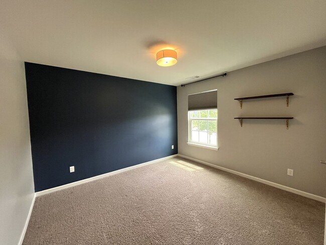 Building Photo - SPACIOUS FRANKLIN HOME WITH UPGRADES