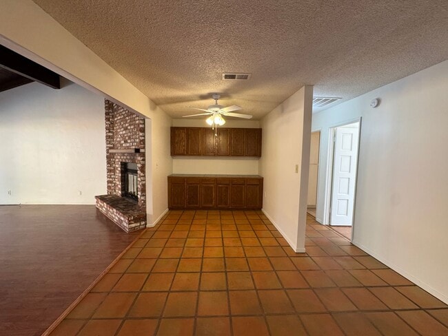 Building Photo - Spacious SW Bakersfield home!