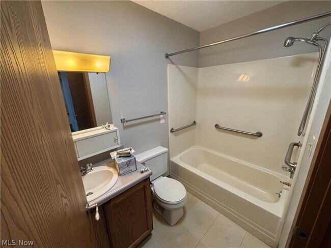 Building Photo - 59 Lincoln Way E