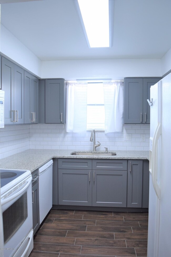 Building Photo - 725 7th Ave N