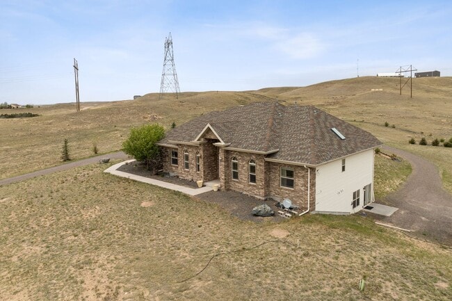 Building Photo - Executive 3-Bed Ranch Main Level - Private...