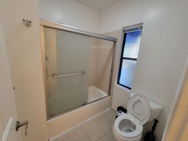 Building Photo - Stylish 2 Bed 1 Bath Midtown Apartment
