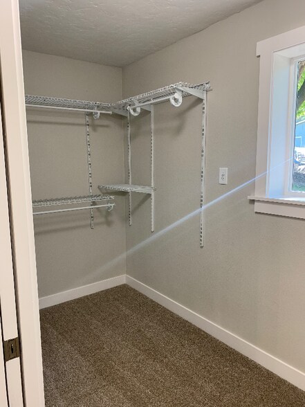 Building Photo - 4590 Jennifer St