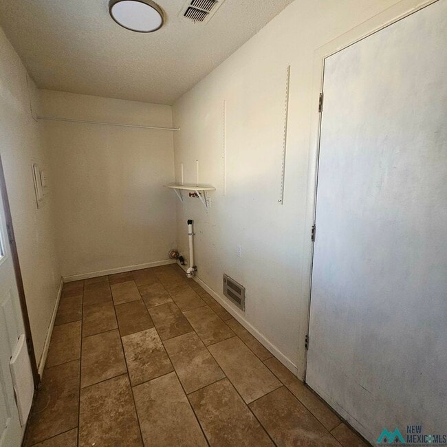 Building Photo - Month-to-Month ONLY 3 bed/1 bath home for rent- Available now!! $1115/mo