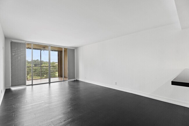 Building Photo - 9470 Poinciana Pl