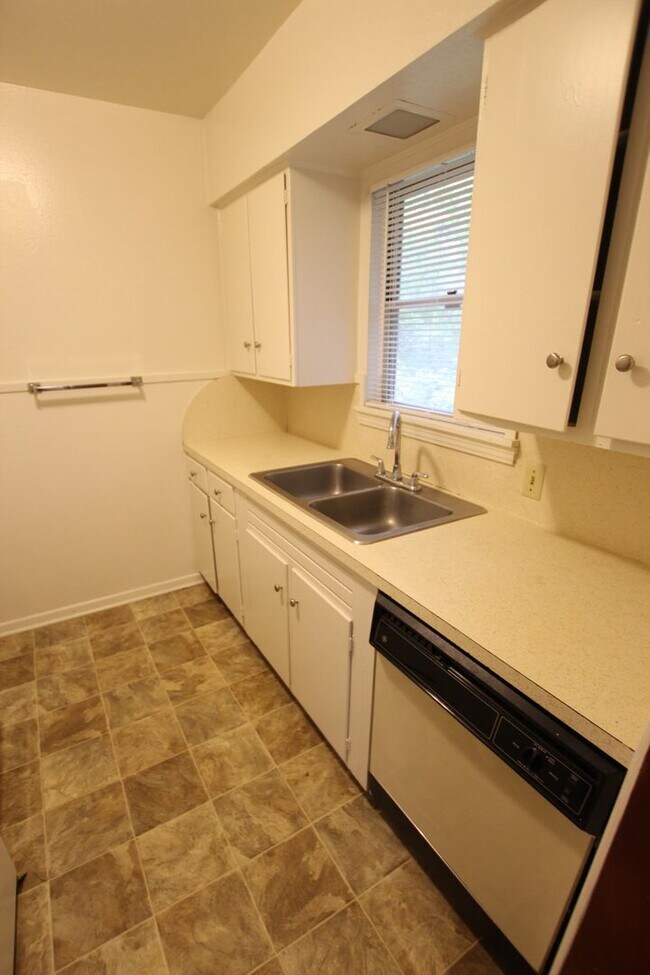Building Photo - Adorable 1 bedroom 1 bath in the heart of Tyler!