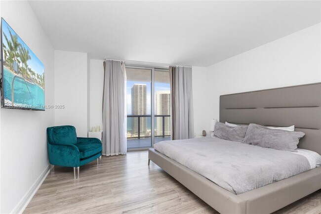 Building Photo - 2600 E Hallandale Beach Blvd