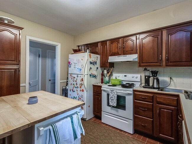 Building Photo - 217 Romany Rd