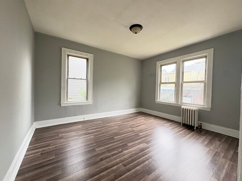 Building Photo - 351 Leslie St