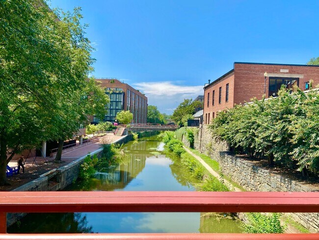 Building Photo - Glamorous Georgetown 2 Bedroom Historic Row Home with Patio