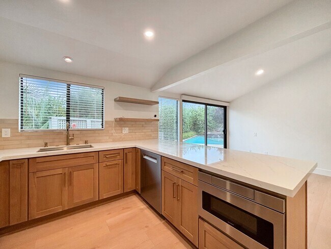 Building Photo - Beautifully Renovated 3BD/2.5BA House in L...