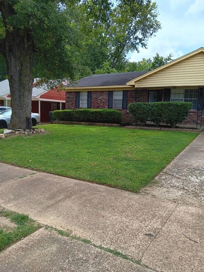 Building Photo - 4 Success Realty is now offering this 3 be...