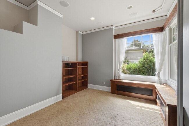 Building Photo - 5Bd/2.5Ba Everett Home