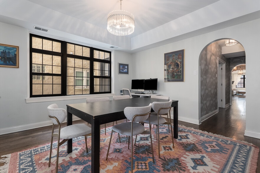 Dining room - 444 W Belmont Ave