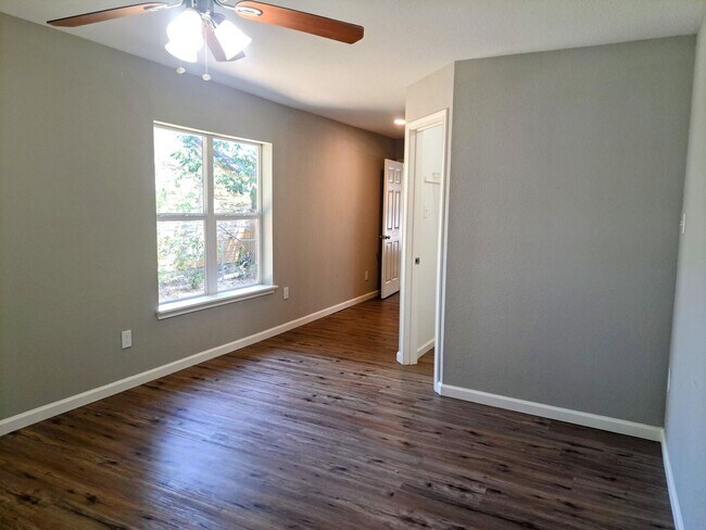 Building Photo - 4 bedroom, 2 bath home, Handicap accessible